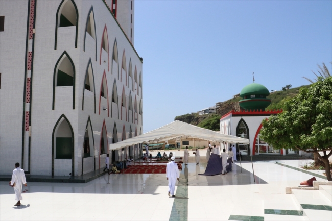 Atlas Okyanusu kıyısındaki İlahiyat Camii'nde "beyaz cuma" geleneği